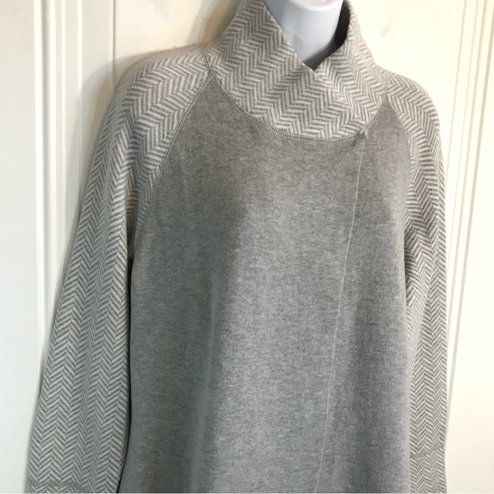 Max Studio Women’s M Heather Gray Chevron Trim Cowl 2-Snap Neck Sweater in EUC - Picture 5 of 16